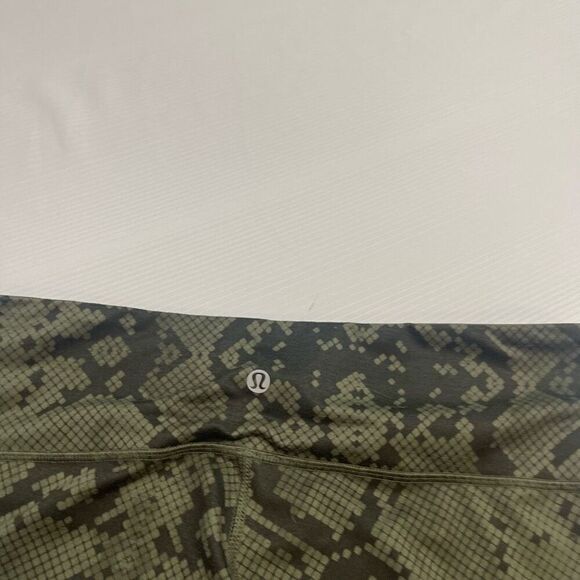 Lululemon Wunder Under 10 Green Snakeskin Luxtreme Crop RARE - Picture 11 of 11
